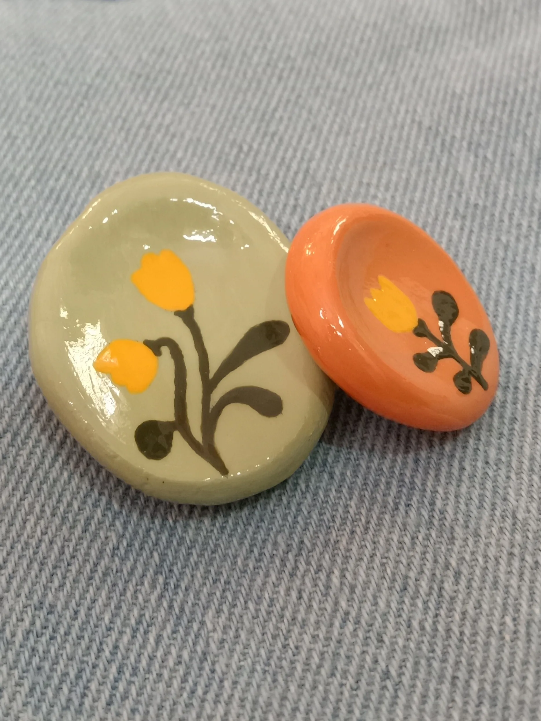 Macro shot highlighting the premium glossy Mont Marte glaze finish over the hand-painted details on a clay stress stone.